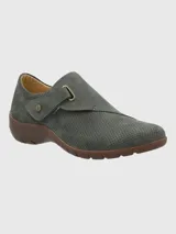 Zapato casual Hush Puppies modelo Albi, confeccionado en cuero gris con perforaciones decorativas en toda la superficie. Presenta un diseño de empeine cerrado con ajuste lateral de velcro y suela de goma en color marrón.
