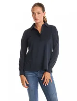 Remera de modal con cuello solapa, escote en V y cierre frontal con botones. Presenta mangas largas con puños elásticos y un corte recto con dobladillo ligeramente más largo en la parte posterior.