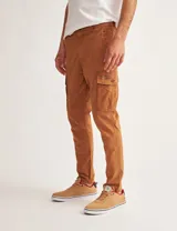 Pantalón cargo color marrón confeccionado en gabardina de algodón, con bolsillos laterales y corte slim.