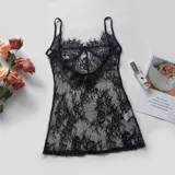 Babydoll de encaje negro semitransparente con diseño floral, tirantes finos regulables, escote con costura de realce y espalda descubierta. Incluye una tanga a juego.