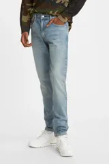 Jean de hombre Levi's modelo 512 Slim Taper ADV, color azul claro desgastado. Corte ajustado (slim) con talle medio y pierna que se estrecha hacia el tobillo (tapered).