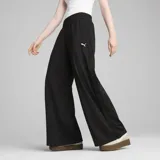 Pantalón deportivo Puma Wardrobe ESS Low Rise Popper, color negro, de corte ancho y tiro bajo, con botones a presión en los laterales y logo estampado en la pierna izquierda.