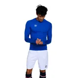 Remera térmica de manga larga Umbro, color azul, con ajuste al cuerpo y cuello redondo. Presenta aberturas para los pulgares en los puños y el logo de la marca estampado en el pecho.