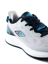 Championes de running Umbro modelo Dax Pro, color azul marino con detalles en naranja brillante, suela blanca y capellada de malla transpirable.