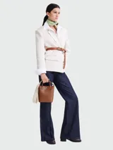 Bolso tote Longchamp modelo Épure XS, color marrón cuero, con correa larga de tela color crudo.