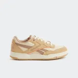 Championes Reebok BB 4000 II color beige con detalles en marrón y suela color crema.