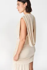 Vestido corto de diseño asimétrico en color verde oliva, con escote profundo en V, drapeado frontal y una caída lateral larga que llega hasta el suelo. Sin mangas y con ajuste entallado en la falda.