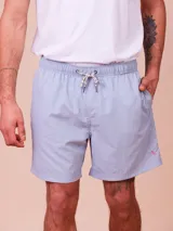 Short de baño azul con cintura elástica y cordón ajustable.