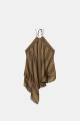 Top de lino 100% con diseño a rayas en tonos marrones. Presenta un cuello halter con tirantes finos que se atan en la espalda y un bajo asimétrico con caída fluida.