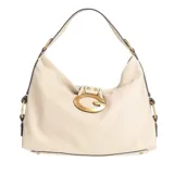 Bolso de hombro tipo hobo de cuero sintético color marfil claro, con textura granulada. Presenta un cierre frontal decorativo con un gran dije metálico dorado con el logo 'G' de Guess. Tiene una correa de hombro ajustable y herrajes dorados.