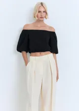 Blusa negra de diseño crop con escote palabra de honor, mangas cortas abullonadas y cintura elástica.