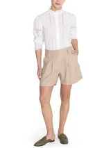 Short de lino orgánico color crema, de tiro alto con pinzas, bolsillos cargo laterales y cierre frontal con botones.