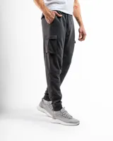 Pantalón tipo cargo de felpa color negro, con cintura elástica ajustable mediante cordón, bolsillos laterales tipo cargo y puños elásticos en los tobillos.