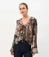 Blusa tipo bata de viscosa Marfinno con estampado paisley multicolor, escote en V con cordones para atar, volados frontales y mangas largas con puños amplios.