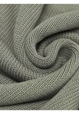 Sweater de punto con cuello redondo, diseño liso y puños y ruedo acanalados.