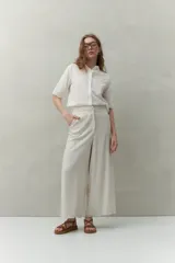 Pantalón Alessio de corte amplio y silueta recta, confeccionado en mezcla de lino y viscosa. Cuenta con diseño de tiro medio y cintura cómoda.