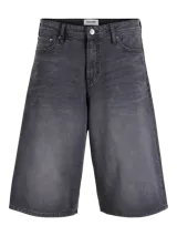 Bermuda de jean baggy color gris oscuro con lavado desgastado, tiro alto, cinco bolsillos y cierre frontal con botones.