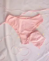 Bombacha básica de tiro alto color beige, confeccionada en algodón elastizado.