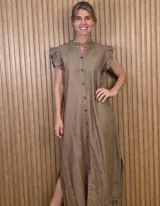 Vestido midi de lino color tostado, de corte holgado, sin mangas con volados en los hombros, cuello mao fruncido y cierre frontal completo de botones. Cuenta con aberturas laterales en el bajo.