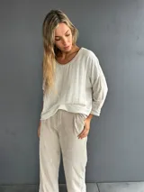 Blusa de textura liviana y diseño holgado, con cuello redondo y mangas tres cuartos.
