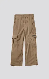 Pantalón cargo de corderoy color arcilla (marrón claro/beige), de calce regular y tiro alto con elástico fruncido. Presenta seis bolsillos, incluyendo dos bolsillos cargo con solapa en las piernas.