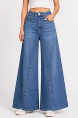 Pantalon de jean azul de corte ancho, con diseño de costuras verticales frontales, tiro medio y bolsillos laterales.