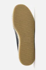 Zapatilla de cordones tipo alpargata color caqui, con capellada de piel serraje y suela de yute.