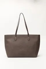 Cartera tipo tote de diseño minimalista y estructura flexible, confeccionada en material sintético con acabado mate. Cuenta con asas largas para llevar al hombro y un compartimento principal amplio.
