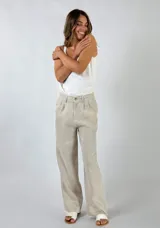 Pantalón de vestir color beige, de corte palazzo y tiro alto.