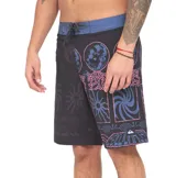 Short de baño Quiksilver modelo Natural Tech, de 19 pulgadas de largo, color negro con estampado gráfico de soles, lunas y espirales en tonos rosados y azules, con cintura fija en color azul y cordón de ajuste negro.