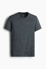 Remera deportiva gris de corte ajustado, confeccionada en tejido funcional DryMove™ que ayuda a absorber el sudor.