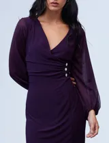 Vestido azul de RM Richards en seda fría, con escote en V cruzado, cintura drapeada, mangas largas de gasa y aplique de botones en el lateral.