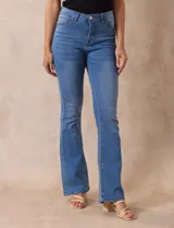 Jean bootcut de tiro alto, pierna recta y terminación bootcut. Pretina con pasadores, botón y cierre. Delantera y trasera con bolsillos.