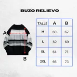 Buzo de tejido de punto con cuello redondo y diseño de bloques horizontales en tonos negro, blanco y gris. Mangas largas y calce holgado.
