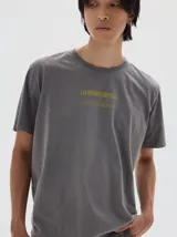 Remera de algodón con efecto lavado, cuello redondo y mangas cortas. Presenta un estampado gráfico en el pecho con la frase 'Les Enfants Deprime'.