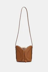 Bolso bandolera formato saca color tostado, con detalle de pespuntes decorativos en el cuerpo, cierre mediante fruncido con cordones y compartimento interior en tejido.