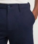 Bermuda masculina texturizada color azul marino, confeccionada en algodón, con elástico y lazo en la cintura, y bolsillos laterales.