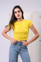 Crop top amarillo de algodón elastizado, al cuerpo, con mangas cortas y cuello redondo.