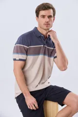 Remera polo de manga corta con diseño de franjas horizontales en tonos azul, beige, marrón y celeste. Cuenta con cuello camisero, cierre frontal de dos botones y pequeño logo bordado en el pecho.