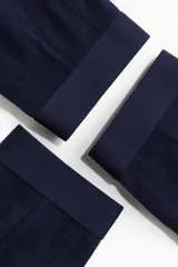 Pack de tres calzoncillos tipo trunk de color azul marino, con cintura elástica y costuras planas. Confeccionados con tecnología Lycra® Xtra Life™.