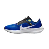 Championes de running Nike Pegasus 40 para hombre, color blanco con detalles en negro, verde neón y azul. Presentan un diseño de malla transpirable, logo Swoosh negro y mediasuela con tecnología Air Zoom.