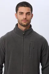 Campera gris de polar texturado liviano, con cuello alto, cierre frontal y bolsillos laterales con cierre.