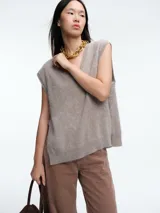 Chaleco tejido sin mangas con escote en V, confeccionado en cashmere con textura suave y diseño de líneas simples.
