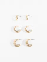 Set de aros dorados con diferentes diseños labrados. Incluye aros tipo argolla y aros con forma irregular.