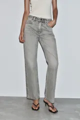 Jeans de tiro alto, pernera recta y larga, estilo clásico con cinco bolsillos, cierre frontal con cremallera y botón metálico.