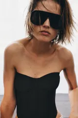 Top tipo corsé negro de Zara Woman Collection, confeccionado en hilatura con mezcla de algodón, con escote corazón y aros. Presenta bajo asimétrico y cierre en la espalda con ganchos metálicos.