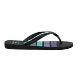 Chinelas negras con estampado de rayas horizontales en tonos verde, gris, celeste y violeta.