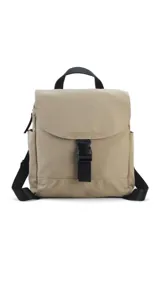 Mochila de diseño compacto con tapa frontal y cierre de hebilla tipo clip. Cuenta con correas ajustables, asa superior, bolsillos laterales y bolsillo trasero con cierre.