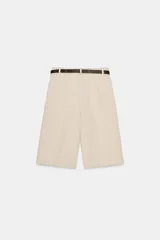 Bermuda larga color marrón oscuro, tiro medio, con pinzas frontales y cinturón de textura animal print plateado.