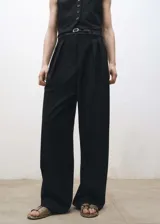 Pantalón de vestir de corte wide leg, tiro alto, con diseño de pinzas frontales, trabillas para cinturón, bolsillos laterales y bolsillos de ribete en la parte posterior.